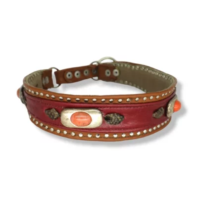 Handgefertigtes Lederhalsband-Unikat aus recycelten Materialien.